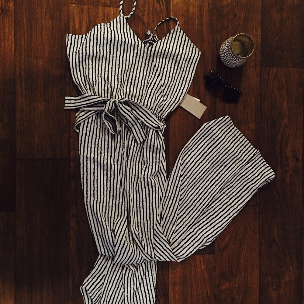 NWT Stripe Jumpsuit 😍 Size Large with adj straps